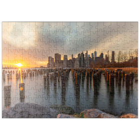 Darstellung des Puzzle Motivs Sonnenuntergang über der Skyline von Manhattan von Brooklyn aus - Puzzleteile: 200