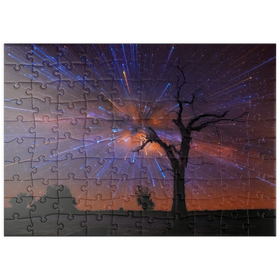 Darstellung des Puzzle Motivs Strahlender Sternenhimmel über einem einsamen Baum bei Nacht - Puzzleteile: 100