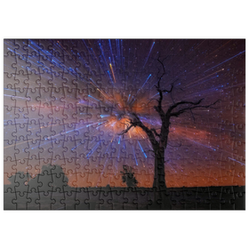 Darstellung des Puzzle-Motivs Strahlender Sternenhimmel über einem einsamen Baum bei Nacht – Puzzleteile: 200