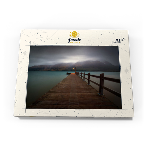 Darstellung des Puzzle Motivs Glenorchy Wharf – Stimmungsvolle Dämmerung über dem Lake Wakatipu Glenorchy Wharf – Moody Twilight over Lake Wakatipu 200 Puzzle Schachtel Ansicht3