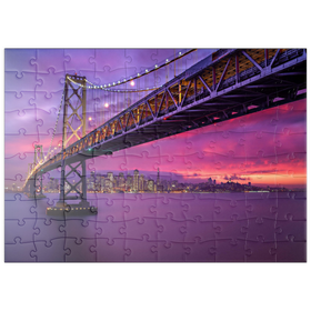 Darstellung des Puzzle Motivs San Francisco Bay Bridge bei Sonnenuntergang – Blick auf die Lichter der Stadt - Puzzleteile: 100