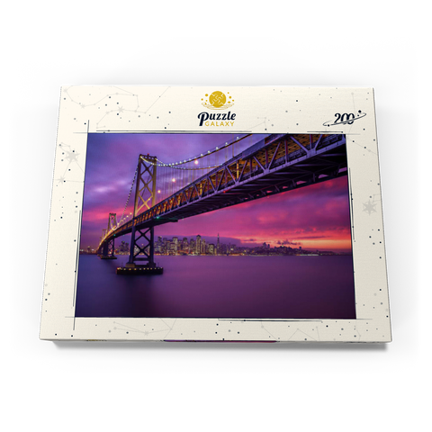 Darstellung des Puzzle Motivs San Francisco Bay Bridge bei Sonnenuntergang – Blick auf die Lichter der Stadt San Francisco Bay Bridge at Sunset – City Lights View 200 Puzzle Schachtel Ansicht3