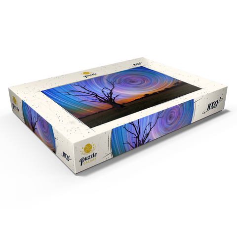 Darstellung des Puzzle Motivs Sternspuren über Lone Tree – Kosmischer Nachthimmel Star Trails Over Lone Tree – Cosmic Night Sky 1000 Puzzle Schachtel Ansicht1