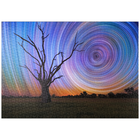 Darstellung des Puzzle Motivs Sternspuren über Lone Tree – Kosmischer Nachthimmel puzzleplate Star Trails Over Lone Tree – Cosmic Night Sky 1000 Puzzle