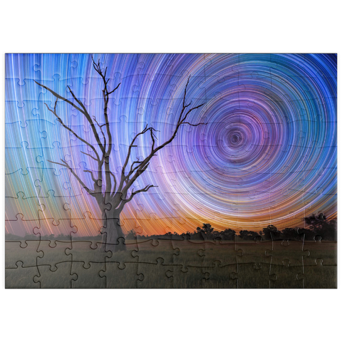 Darstellung des Puzzle Motivs Sternspuren über Lone Tree – Kosmischer Nachthimmel puzzleplate Star Trails Over Lone Tree – Cosmic Night Sky 100 Puzzle