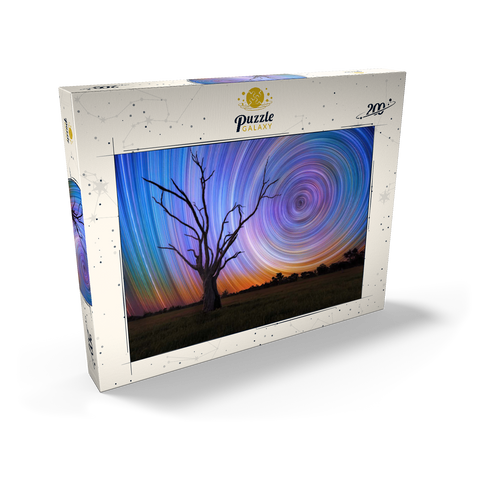 Darstellung des Puzzle Motivs Sternspuren über Lone Tree – Kosmischer Nachthimmel Star Trails Over Lone Tree – Cosmic Night Sky 200 Puzzle Schachtel Ansicht2