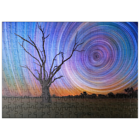 Darstellung des Puzzle Motivs Sternspuren über Lone Tree – Kosmischer Nachthimmel puzzleplate Star Trails Over Lone Tree – Cosmic Night Sky 200 Puzzle