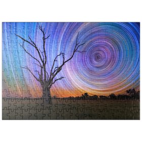 Darstellung des Puzzle Motivs Sternspuren über Lone Tree – Kosmischer Nachthimmel - Puzzleteile: 200