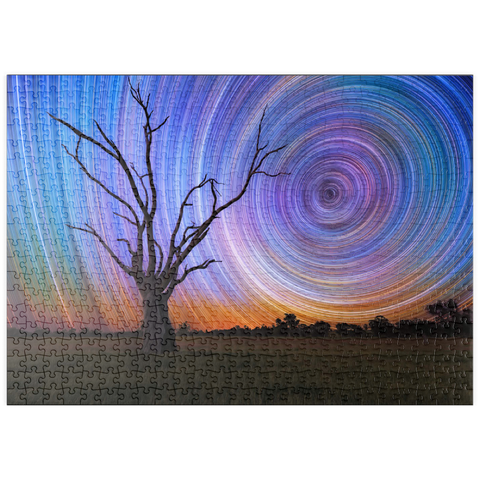 Darstellung des Puzzle Motivs Sternspuren über Lone Tree – Kosmischer Nachthimmel puzzleplate Star Trails Over Lone Tree – Cosmic Night Sky 500 Puzzle