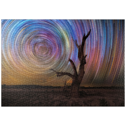 Darstellung des Puzzle Motivs Bunte Sternspuren über einem kahlen Baum – Spirale am Nachthimmel puzzleplate Colorful Star Trails Above Barren Tree – Night Sky Spiral 1000 Puzzle
