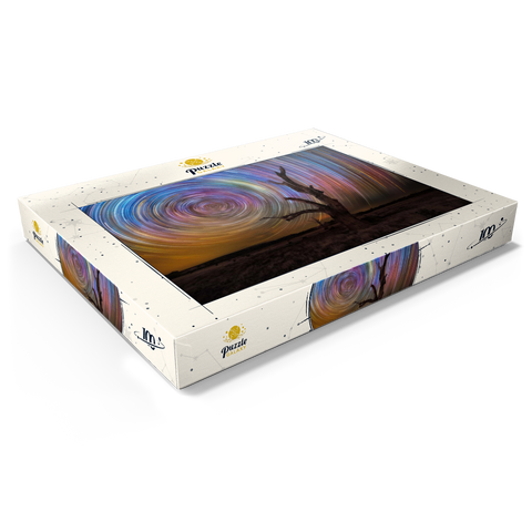 Darstellung des Puzzle Motivs Bunte Sternspuren über einem kahlen Baum – Spirale am Nachthimmel Colorful Star Trails Above Barren Tree – Night Sky Spiral 100 Puzzle Schachtel Ansicht1