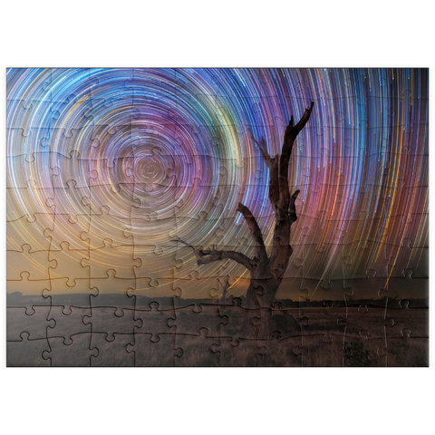 Darstellung des Puzzle Motivs Bunte Sternspuren über einem kahlen Baum – Spirale am Nachthimmel puzzleplate Colorful Star Trails Above Barren Tree – Night Sky Spiral 100 Puzzle