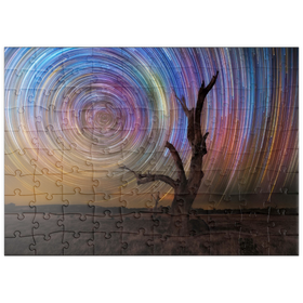 Darstellung des Puzzle Motivs Bunte Sternspuren über einem kahlen Baum – Spirale am Nachthimmel - Puzzleteile: 100