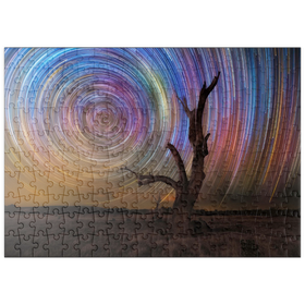 Darstellung des Puzzle-Motivs Bunte Sternspuren über einem kahlen Baum – Spirale am Nachthimmel – Puzzleteile: 200