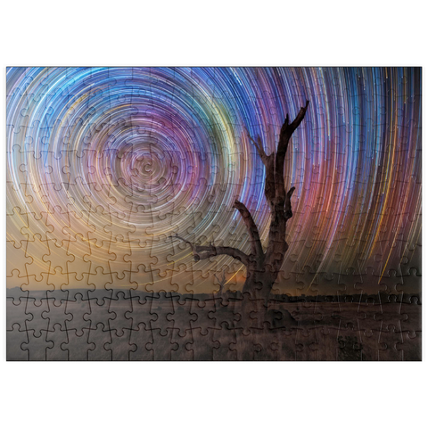 Darstellung des Puzzle Motivs Bunte Sternspuren über einem kahlen Baum – Spirale am Nachthimmel puzzleplate Colorful Star Trails Above Barren Tree – Night Sky Spiral 200 Puzzle