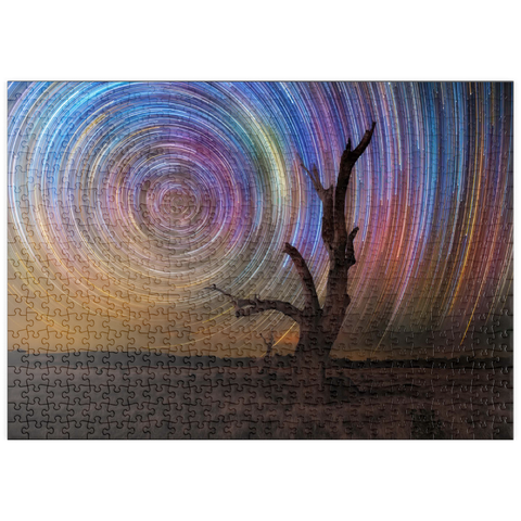 Darstellung des Puzzle Motivs Bunte Sternspuren über einem kahlen Baum – Spirale am Nachthimmel puzzleplate Colorful Star Trails Above Barren Tree – Night Sky Spiral 500 Puzzle