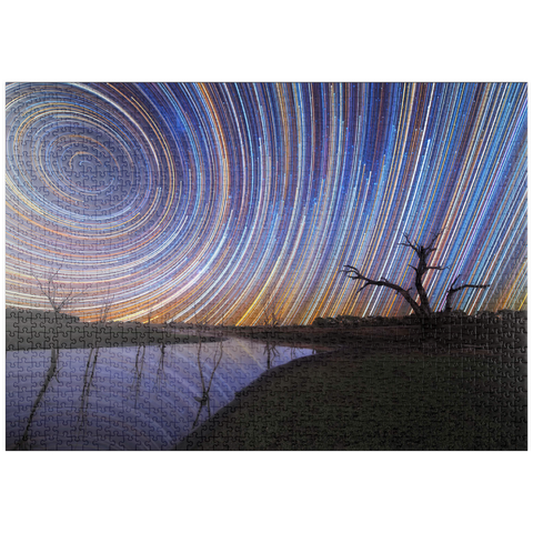 Darstellung des Puzzle Motivs Australische Sternspuren über einer sich spiegelnden Landschaft puzzleplate Australian Star Trails Over Reflected Landscape 1000 Puzzle