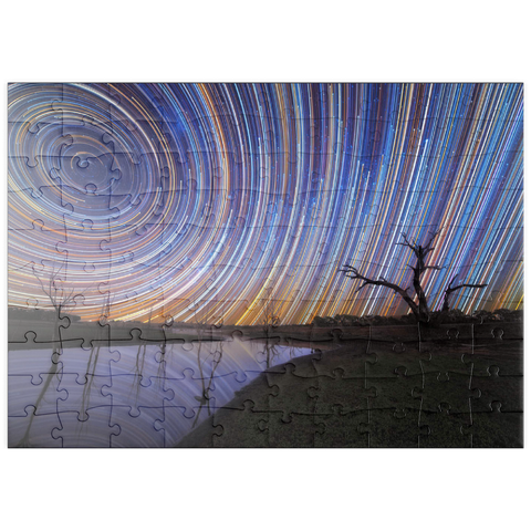 Darstellung des Puzzle Motivs Australische Sternspuren über einer sich spiegelnden Landschaft puzzleplate Australian Star Trails Over Reflected Landscape 100 Puzzle