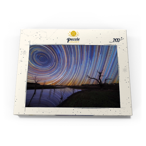 Darstellung des Puzzle Motivs Australische Sternspuren über einer sich spiegelnden Landschaft Australian Star Trails Over Reflected Landscape 200 Puzzle Schachtel Ansicht3