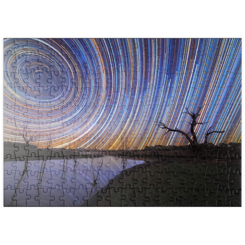 Darstellung des Puzzle Motivs Australische Sternspuren über einer sich spiegelnden Landschaft puzzleplate Australian Star Trails Over Reflected Landscape 200 Puzzle