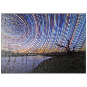 Darstellung des Puzzle Motivs Australische Sternspuren über einer sich spiegelnden Landschaft - Puzzleteile: 200