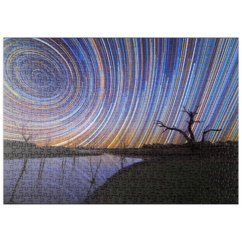 Darstellung des Puzzle Motivs Australische Sternspuren über einer sich spiegelnden Landschaft puzzleplate Australian Star Trails Over Reflected Landscape 500 Puzzle