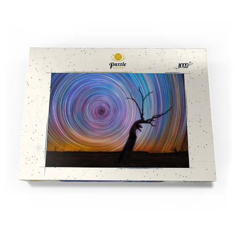 Darstellung des Puzzle Motivs Lebhafte Sternspuren über einem Baum im australischen Outback Vibrant Star Trails Over Australian Outback Tree 1000 Puzzle Schachtel Ansicht3