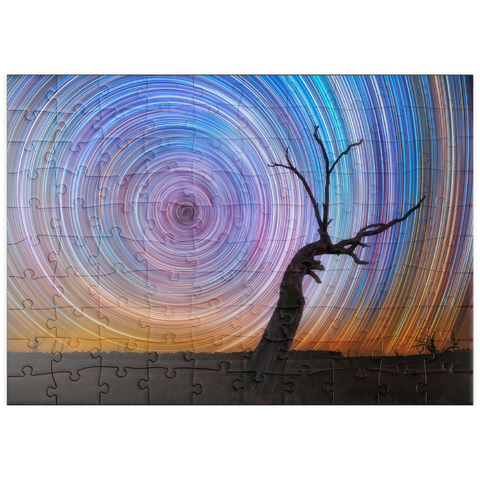 Darstellung des Puzzle Motivs Lebhafte Sternspuren über einem Baum im australischen Outback puzzleplate Vibrant Star Trails Over Australian Outback Tree 100 Puzzle