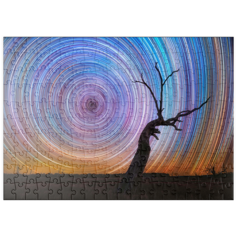 Darstellung des Puzzle Motivs Lebhafte Sternspuren über einem Baum im australischen Outback puzzleplate Vibrant Star Trails Over Australian Outback Tree 200 Puzzle