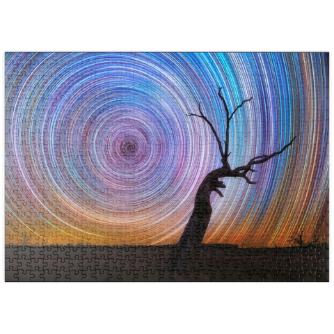 Darstellung des Puzzle Motivs Lebhafte Sternspuren über einem Baum im australischen Outback puzzleplate Vibrant Star Trails Over Australian Outback Tree 500 Puzzle
