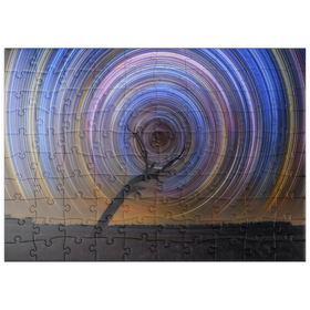 Darstellung des Puzzle Motivs Star Trail Spiral Over Lone Outback Tree - Puzzleteile: 100