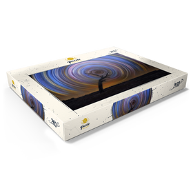 Alternative Darstellung des Puzzle-Motivs Star Trail Spiral Over Lone Outback Tree – Puzzleteile: 200