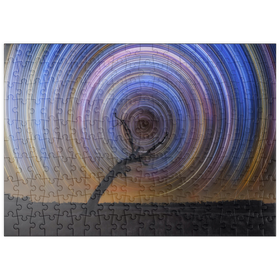 Darstellung des Puzzle Motivs Star Trail Spiral Over Lone Outback Tree - Puzzleteile: 200