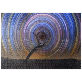 Darstellung des Puzzle Motivs Star Trail Spiral Over Lone Outback Tree - Puzzleteile: 500