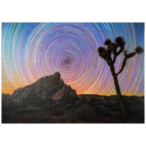 Darstellung des Puzzle Motivs Joshua Tree unter spiralförmigen Sternspuren puzzleplate Joshua Tree Under Spiral Star Trails 1000 Puzzle