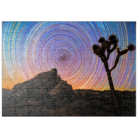 Darstellung des Puzzle Motivs Joshua Tree unter spiralförmigen Sternspuren puzzleplate Joshua Tree Under Spiral Star Trails 100 Puzzle