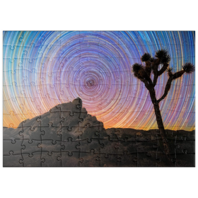 Darstellung des Puzzle Motivs Joshua Tree unter spiralförmigen Sternspuren - Puzzleteile: 100