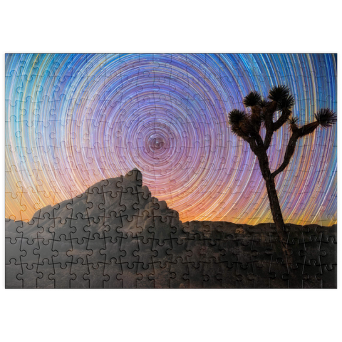 Darstellung des Puzzle Motivs Joshua Tree unter spiralförmigen Sternspuren puzzleplate Joshua Tree Under Spiral Star Trails 200 Puzzle