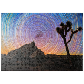 Darstellung des Puzzle Motivs Joshua Tree unter spiralförmigen Sternspuren - Puzzleteile: 200