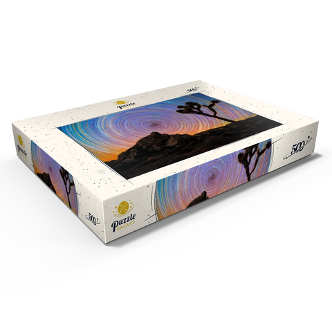 Darstellung des Puzzle Motivs Joshua Tree unter spiralförmigen Sternspuren Joshua Tree Under Spiral Star Trails 500 Puzzle Schachtel Ansicht1