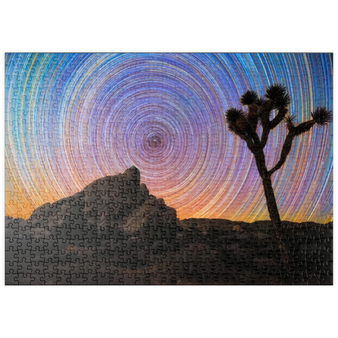Darstellung des Puzzle Motivs Joshua Tree unter spiralförmigen Sternspuren puzzleplate Joshua Tree Under Spiral Star Trails 500 Puzzle