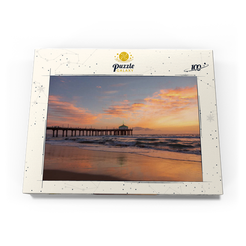 Darstellung des Puzzle Motivs Manhattan Beach Pier bei Sonnenuntergang mit Weihnachtsbeleuchtung Manhattan Beach Pier at Sunset with Holiday Lights 100 Puzzle Schachtel Ansicht3