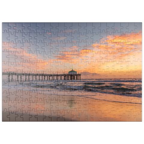 Darstellung des Puzzle Motivs Manhattan Beach Pier bei Sonnenuntergang mit Weihnachtsbeleuchtung puzzleplate Manhattan Beach Pier at Sunset with Holiday Lights 200 Puzzle