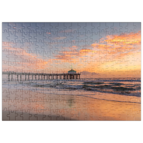 Darstellung des Puzzle Motivs Manhattan Beach Pier bei Sonnenuntergang mit Weihnachtsbeleuchtung - Puzzleteile: 200