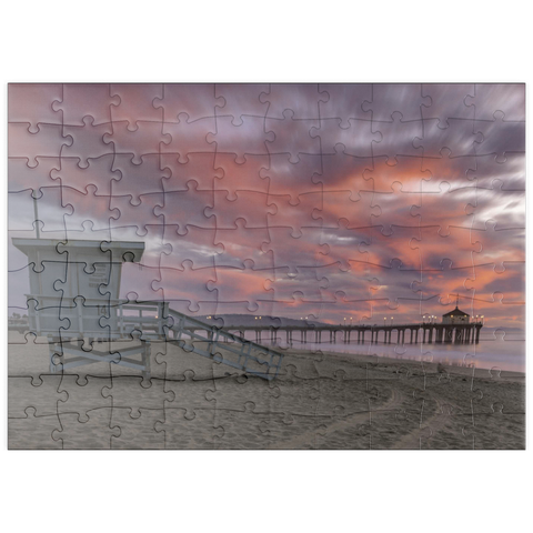Darstellung des Puzzle Motivs Manhattan Beach Pier mit Rettungsschwimmerturm bei Sonnenuntergang puzzleplate Manhattan Beach Pier with Lifeguard Tower at Sunset 100 Puzzle