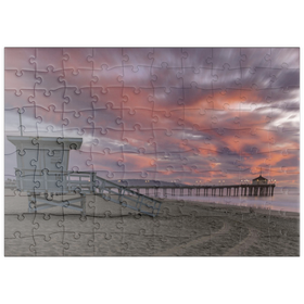 Darstellung des Puzzle Motivs Manhattan Beach Pier mit Rettungsschwimmerturm bei Sonnenuntergang - Puzzleteile: 100
