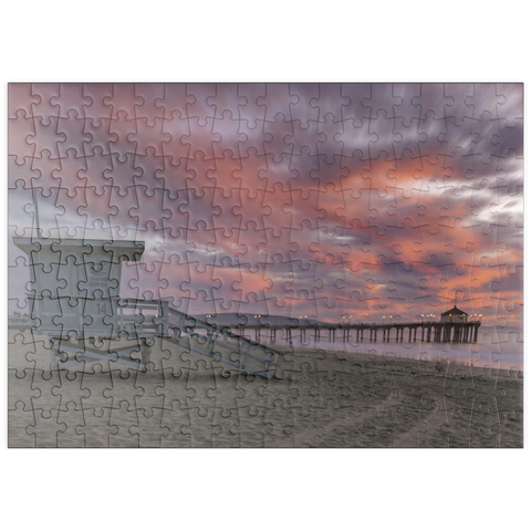 Darstellung des Puzzle Motivs Manhattan Beach Pier mit Rettungsschwimmerturm bei Sonnenuntergang puzzleplate Manhattan Beach Pier with Lifeguard Tower at Sunset 200 Puzzle