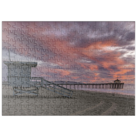 Darstellung des Puzzle Motivs Manhattan Beach Pier mit Rettungsschwimmerturm bei Sonnenuntergang - Puzzleteile: 200