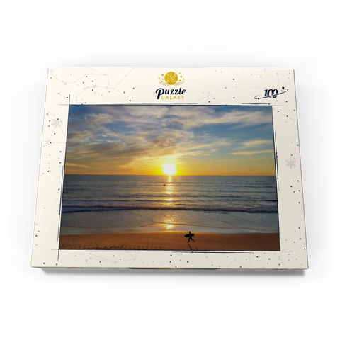 Darstellung des Puzzle Motivs Surfer bei Sonnenuntergang an einem Strand in Kalifornien Surfer at Sunset on California Beach 100 Puzzle Schachtel Ansicht3