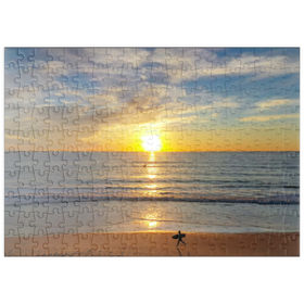 Darstellung des Puzzle-Motivs Surfer bei Sonnenuntergang an einem Strand in Kalifornien – Puzzleteile: 200